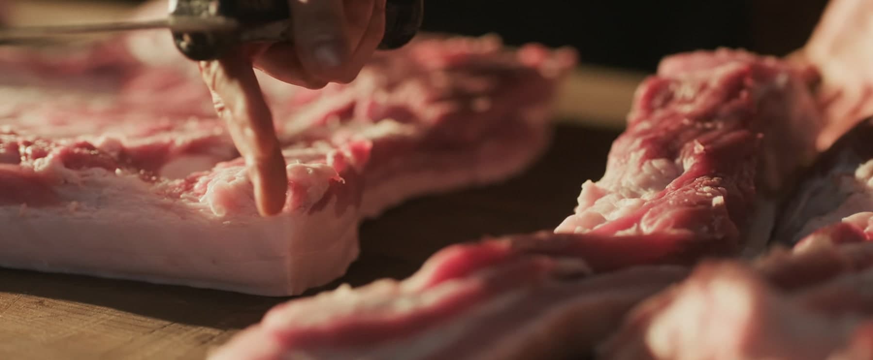豚肉を捌く様子