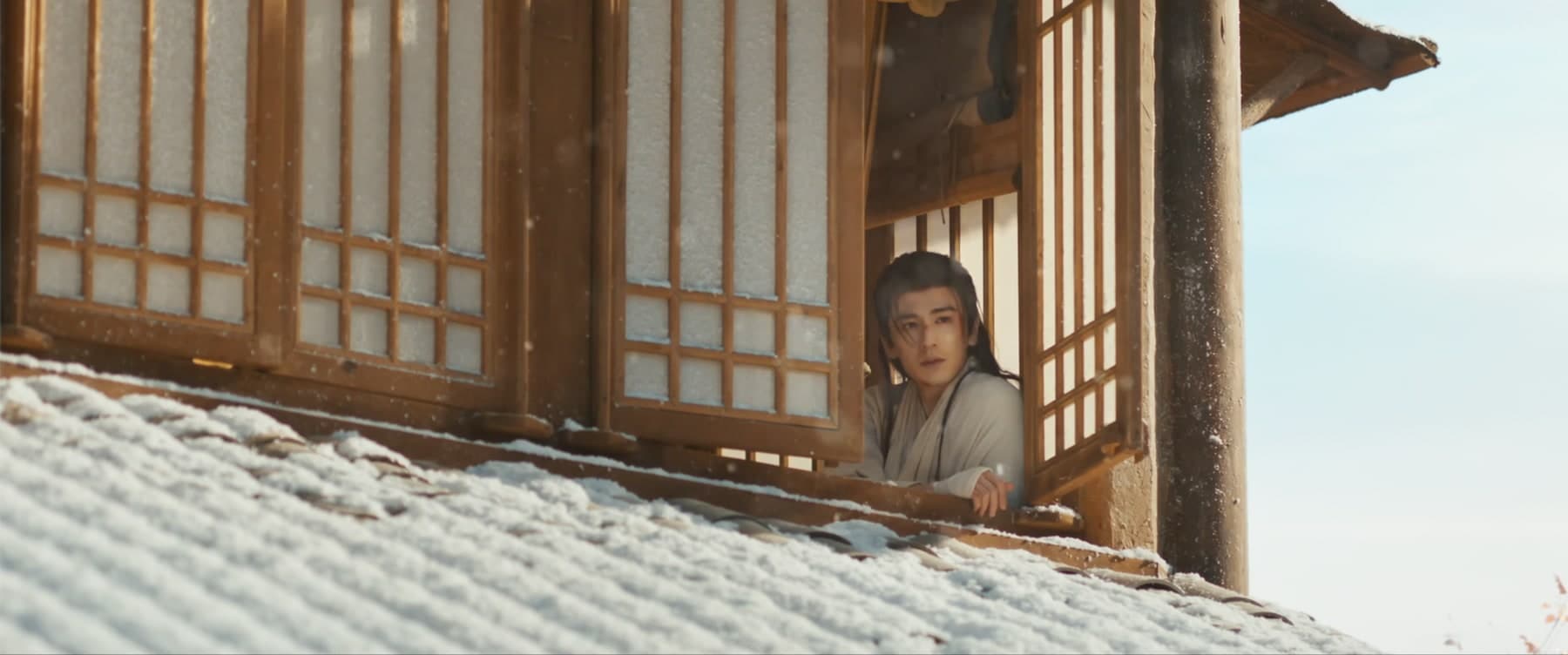 雪の屋根と窓の場面