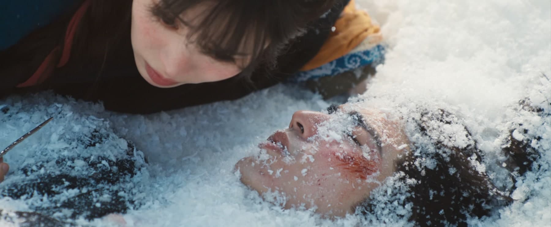 雪の中で言正を見つける長玉