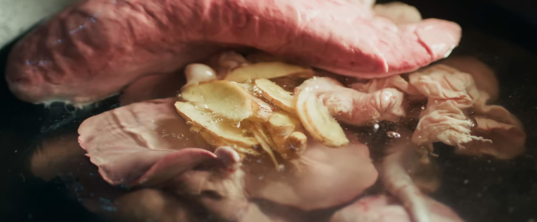 煮込まれる内臓料理