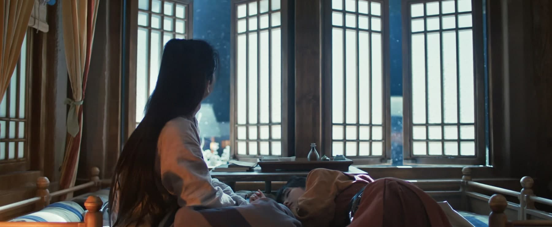 窓辺に座る長玉と眠る言正