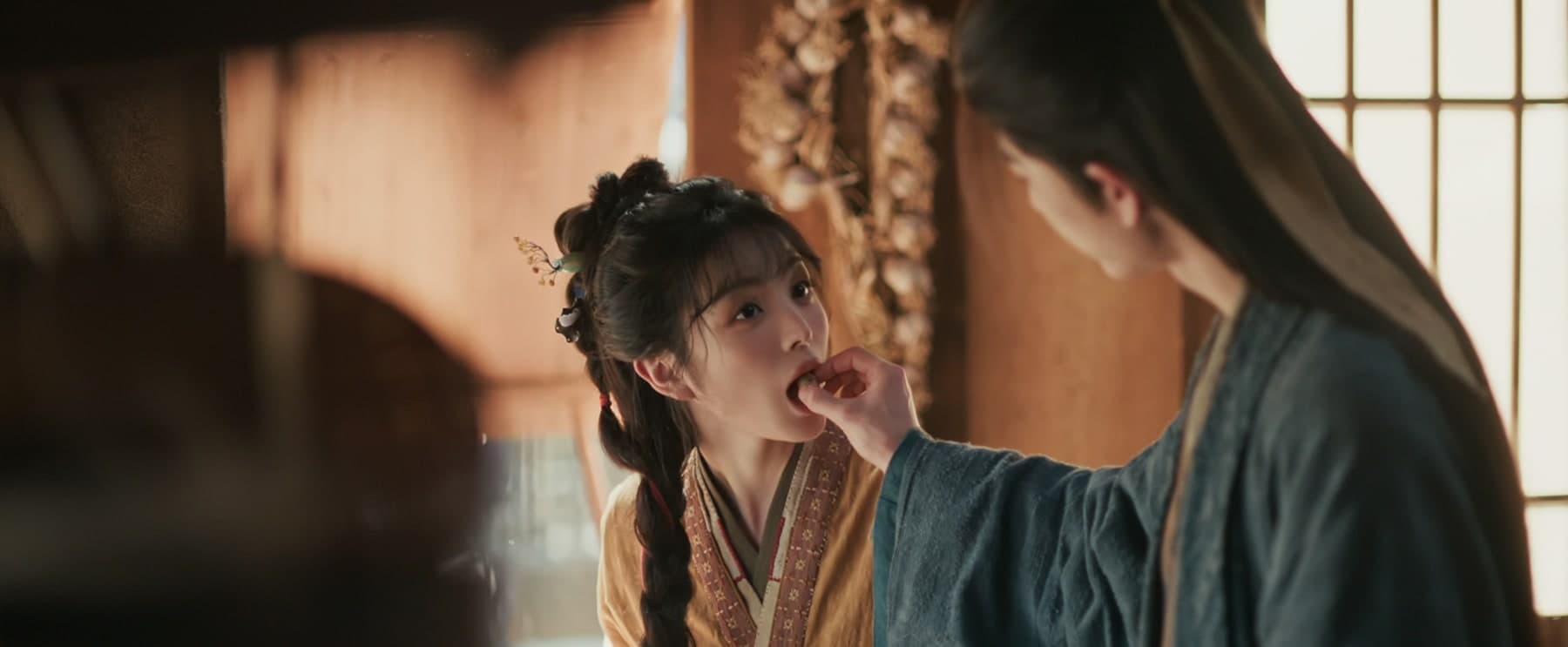 甘栗を食べさせる公孫鄞