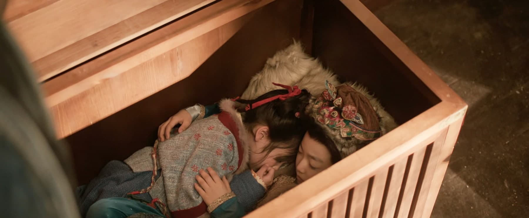 箱の中で眠る長寧と宝児