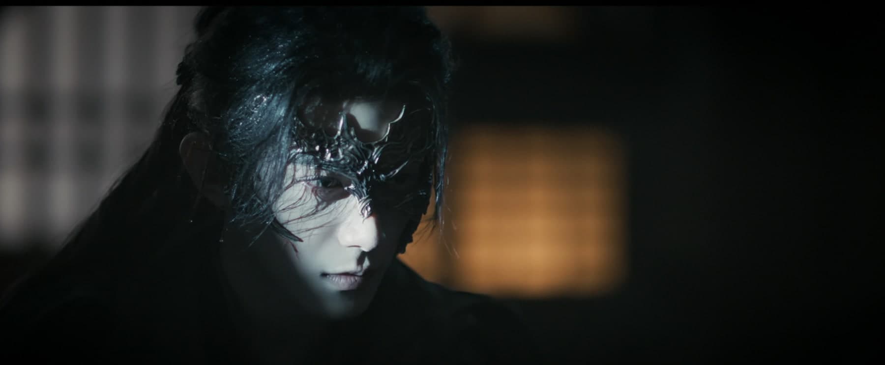 仮面をつけた男