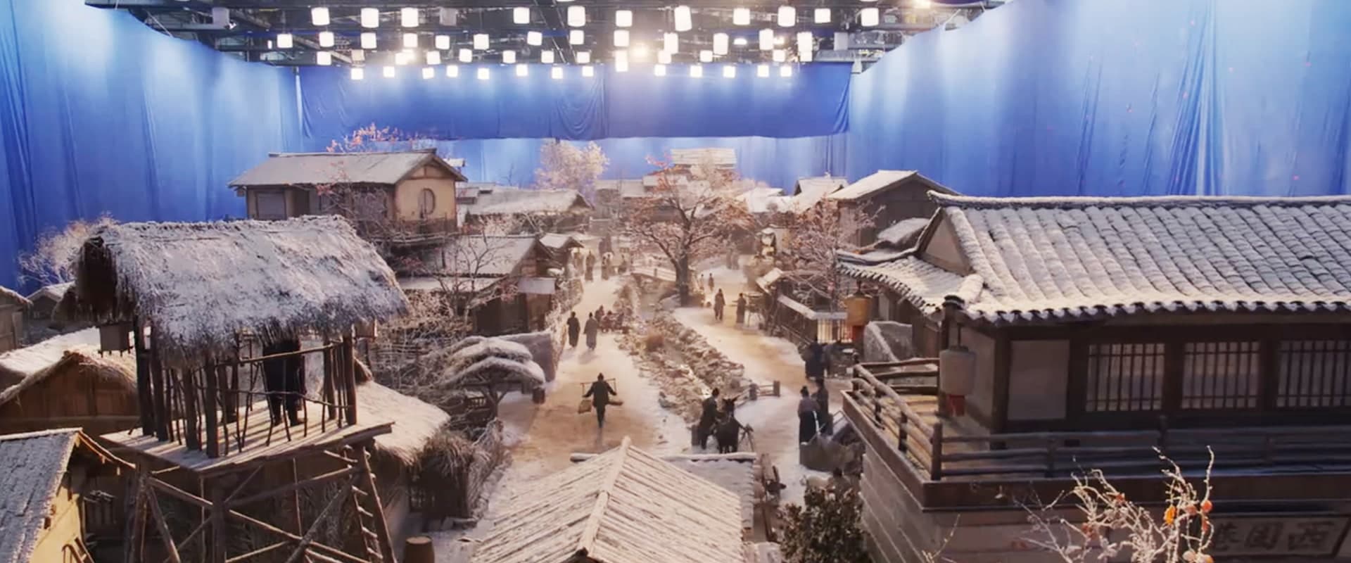 屋内スタジオに作られた雪の西固巷のセット