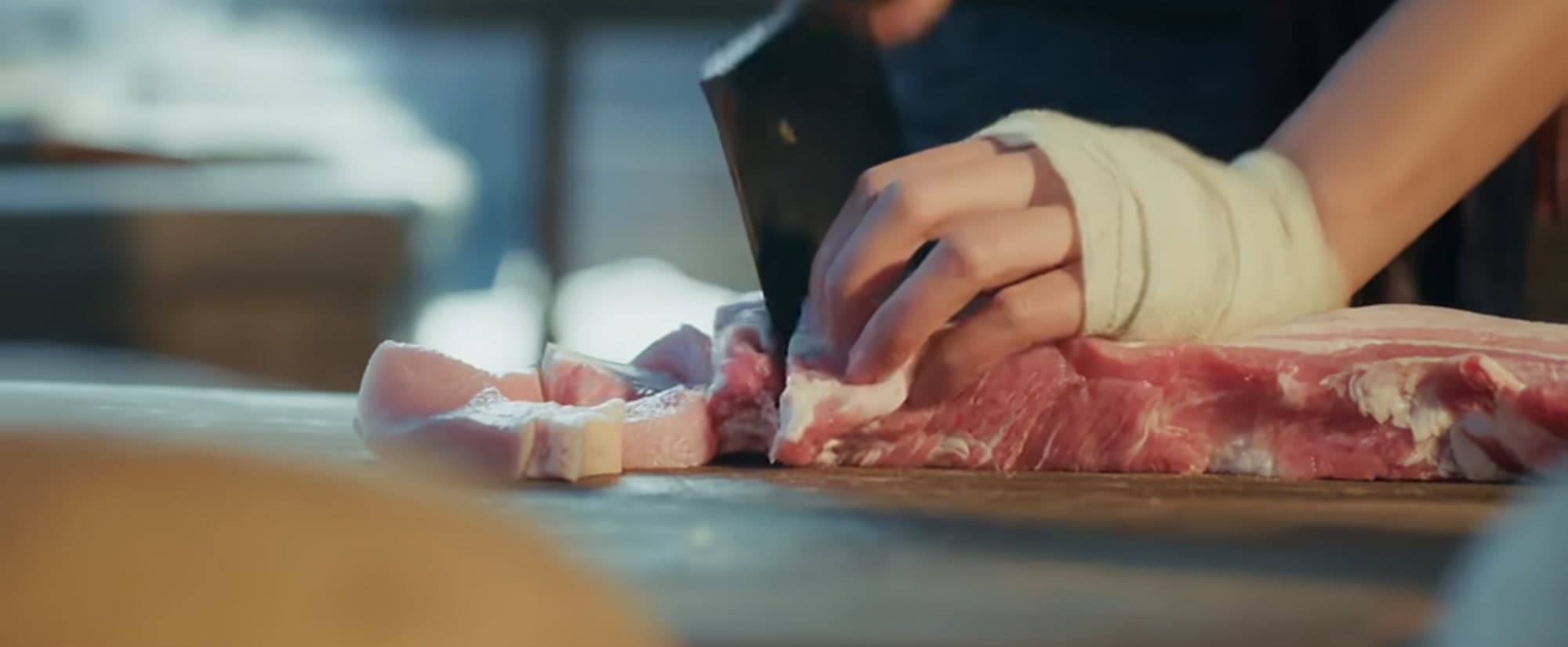 肉を切り分ける手元