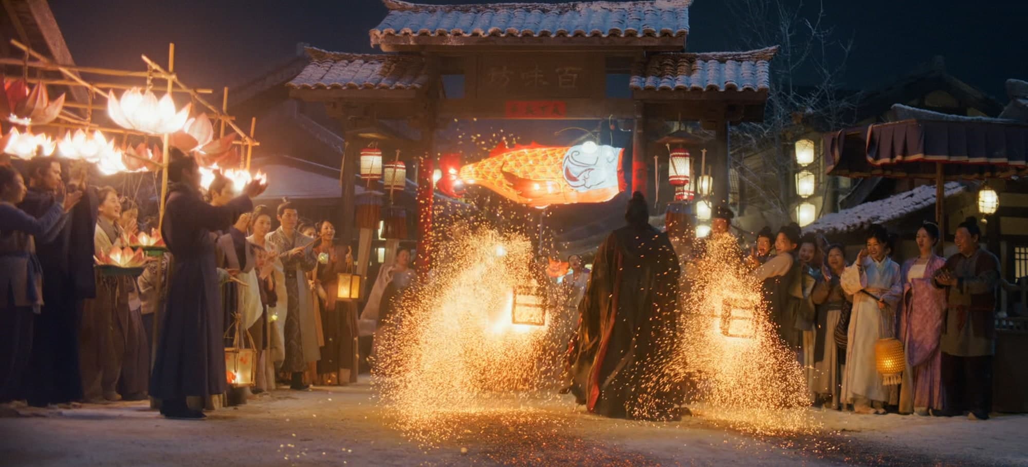 火の粉が舞う祭りの夜の通り